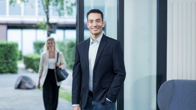 Ein Mann und eine Frau sitzen lächelnd an einem Tisch 