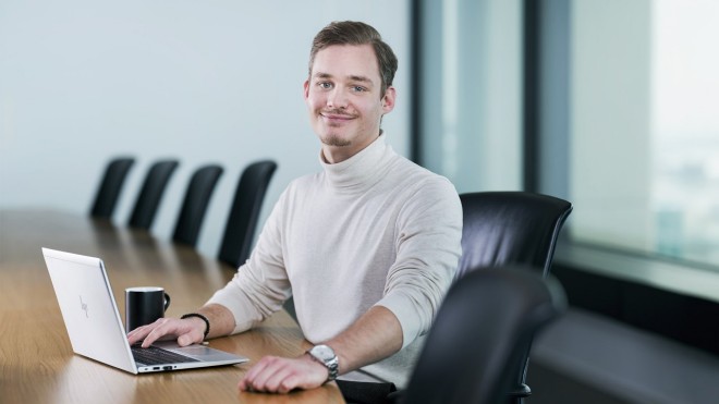 Dennis lächelt in die Kamera