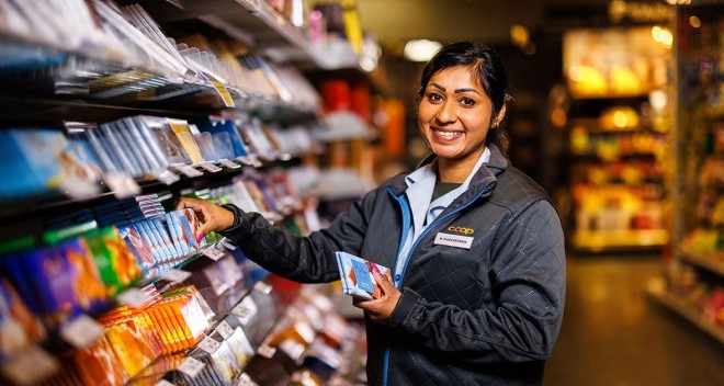 Nilanthini Vijayakumar lächelt in die Kamera.