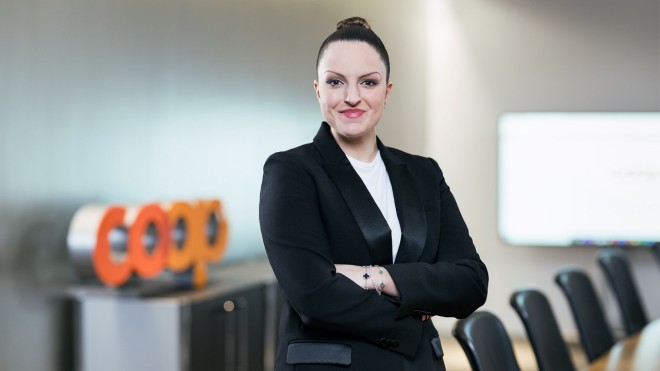 Eine Frau lächelt in die Kamera.