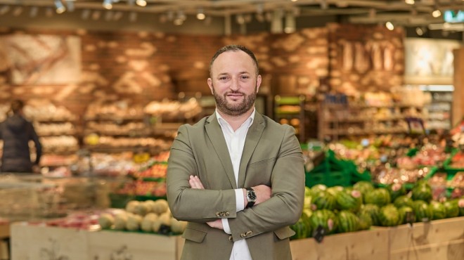 Albulen Lokaj sourit à la caméra