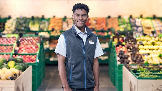 Ein Trainee im Verkauf in der Obst- und Gemüseabteilung eines Coop Supermarkts.