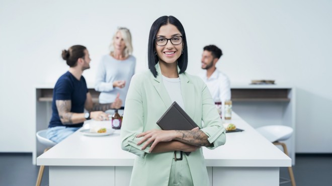 Eine Mitarbeiterin aus dem Team Category Management bei der Degustation mit Kolleg:innen.