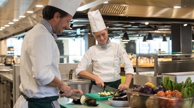 Zwei Köch:innen im Coop Restaurant 