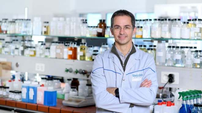 Eine Frau lächelt in die Kamera 