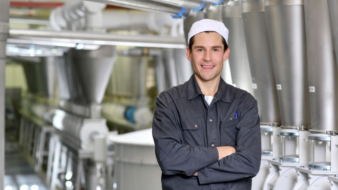 Ein Mann lächelt in die Kamera 