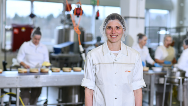 Eine Frau lächelt in die Kamera 