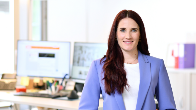 Ein Mann lächelt in die Kamera 