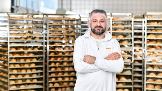 Ein Mann lächelt in die Kamera 