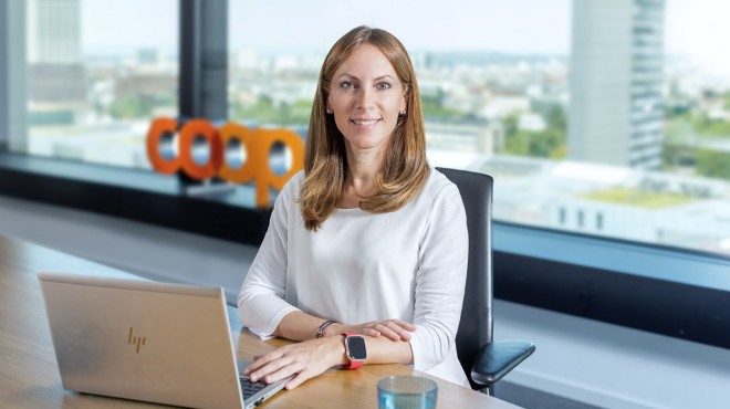 Marilena sourit à la caméra.