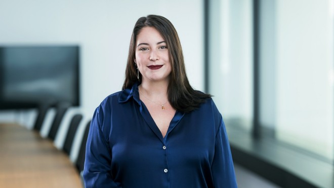 Aliza sourit dans le bureau