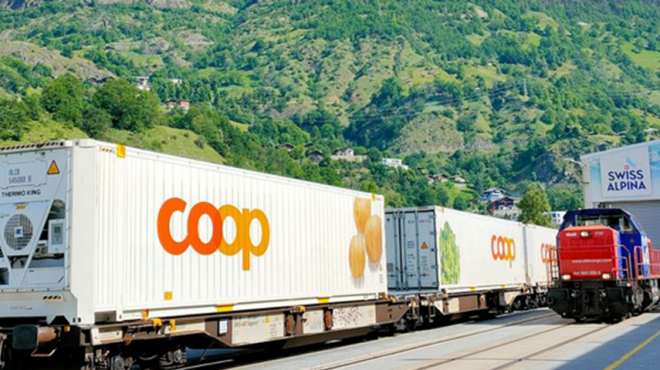 Coop-Container auf einem Zug
