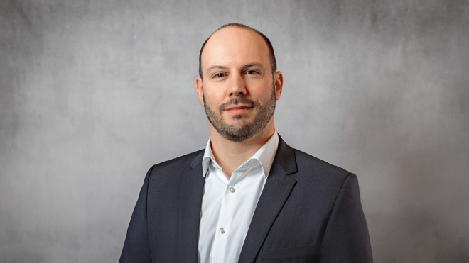 Nicolas sourit à la caméra