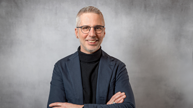 Christian sourit à la caméra