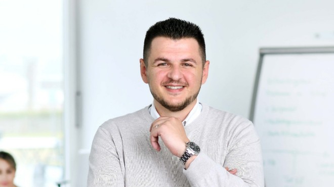Faton Rukovci sorride all'obiettivo.