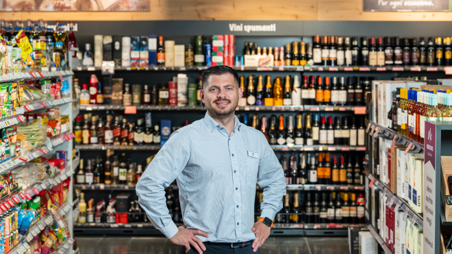 Valdet Shabani sorride alla telecamera