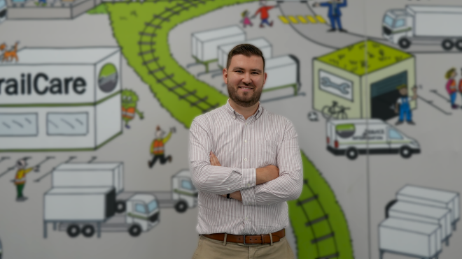 Tobias sorride nell'ufficio