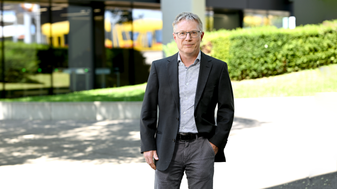 Marc Muntwyler davanti all'ufficio