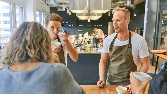 Due dipendenti che degustano nella cucina di Betty Bossi