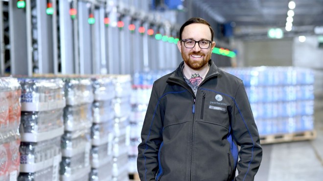 Sascha Amstutz, Addetto alla logistica, Pearlwater